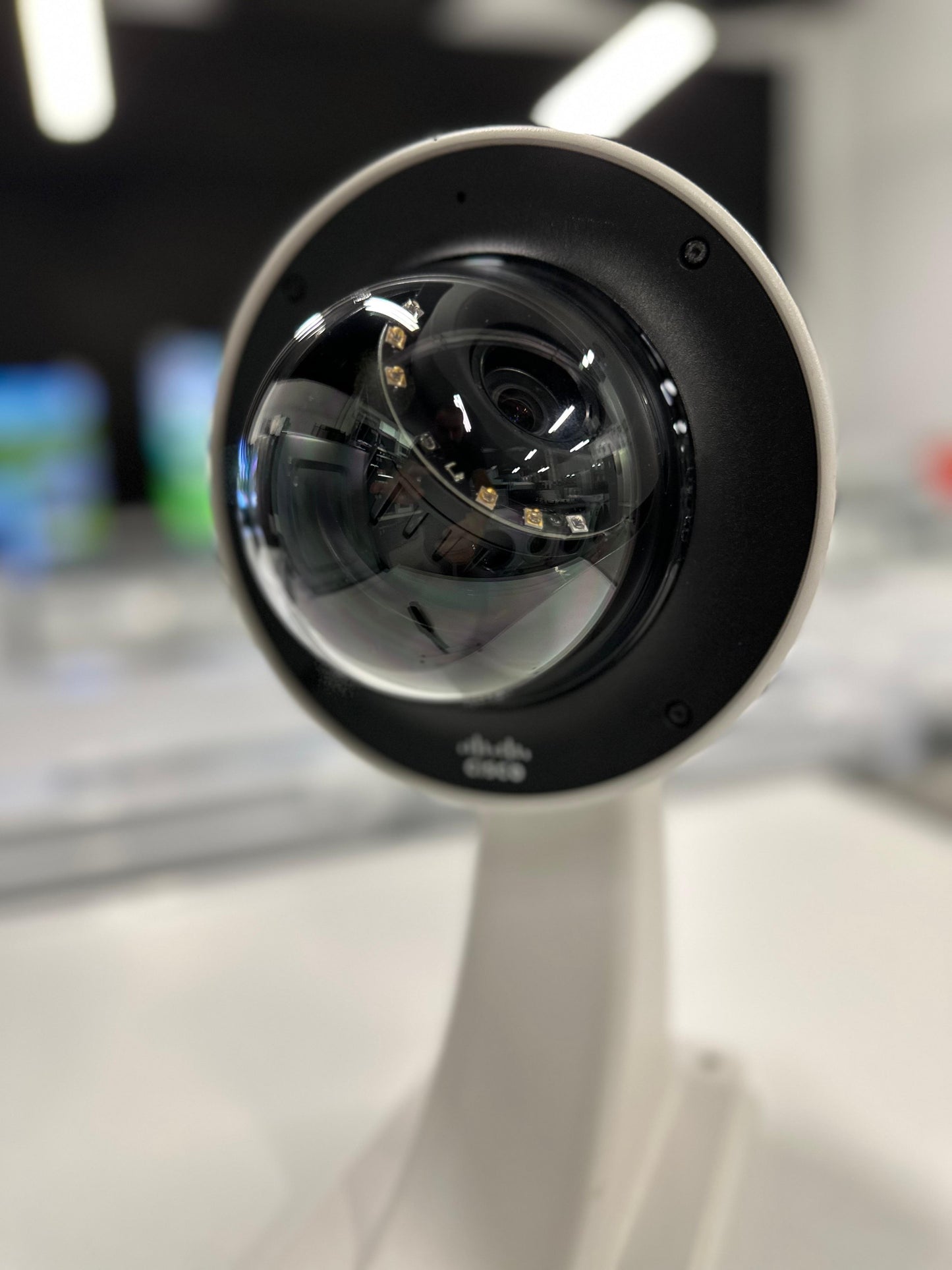 Camera inteligenta de securitate de exterior – Cisco Meraki MV22X, include suport pentru montare exterior